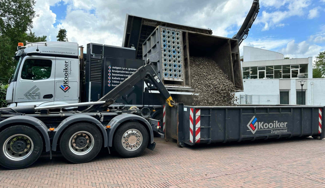 Grind storten in container vanuit zuigwagen