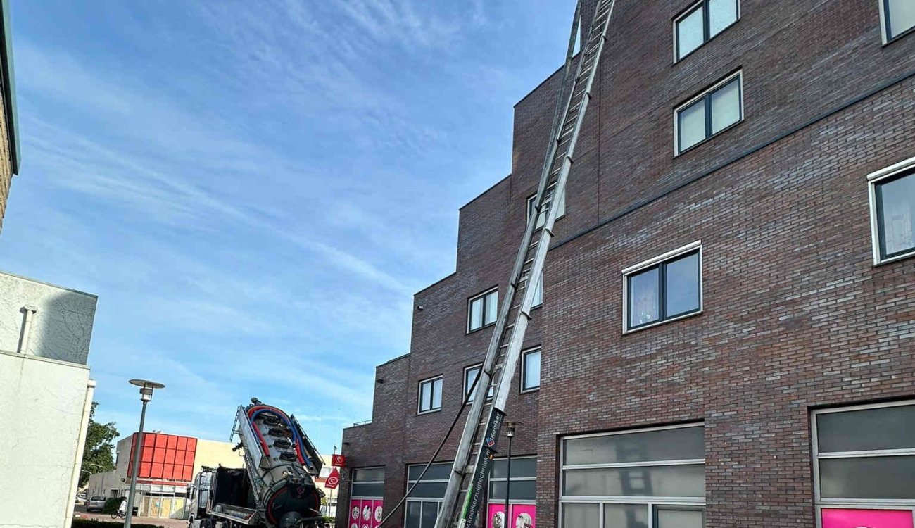 Hulpmiddelen bij dakgrind blazen in Veendam