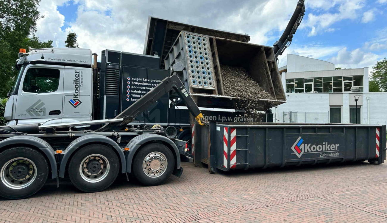 Legen van zuigwagen in container