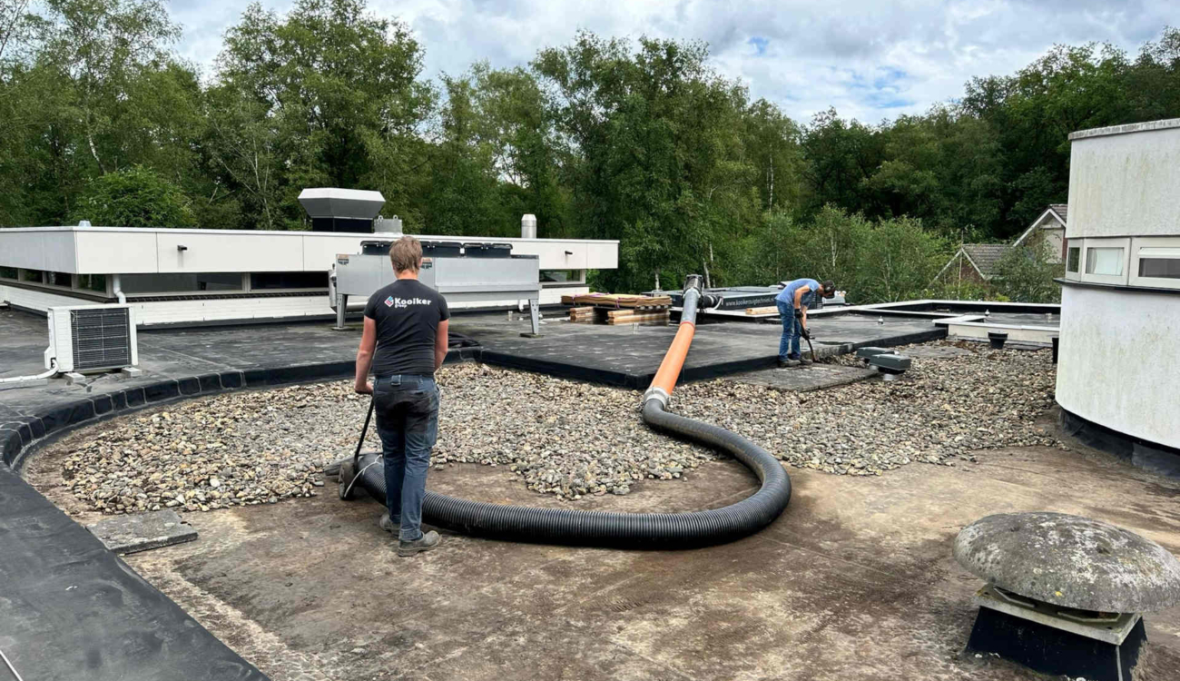 Zuigen van dakgrind platdak in Nijverdal