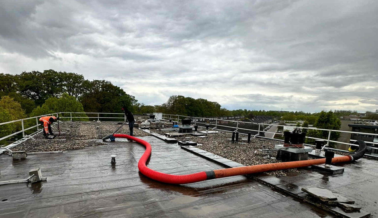 Zuiginstallatie bij verwijderen dakgrind Almelo