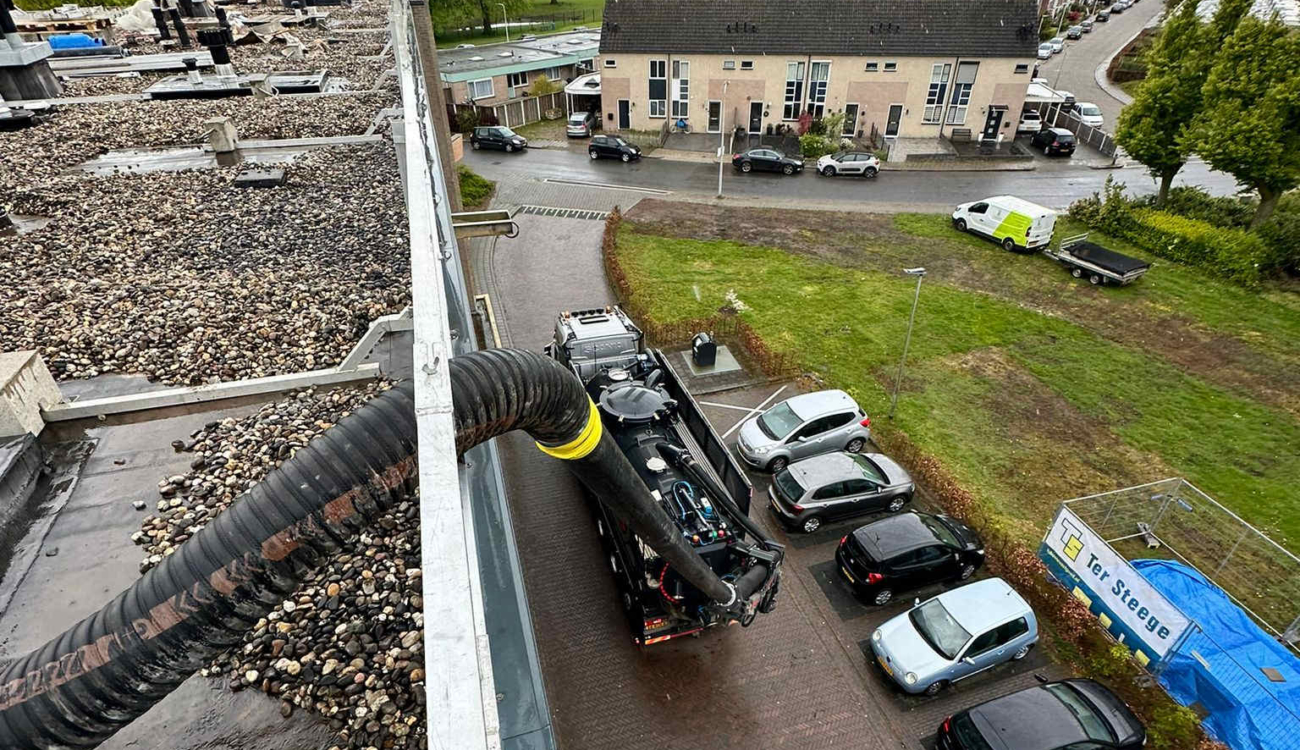 Zuigwagen voor dakgrindzuigen in Almelo